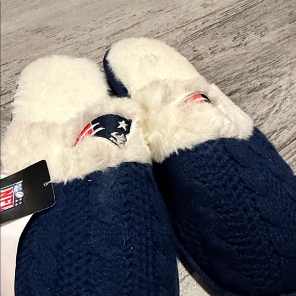 NFL Shoes - NFL New England Patriots Navy and White Plush Slippers XL NWT